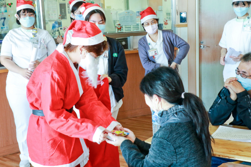 2022-12-07身心科病房聖誕節活動布置公共區域江柏緯攝212_38df4.jpg