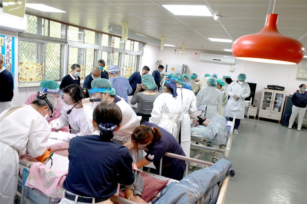 【臺灣 彰化】五人一機潔牙行動 臥床住民全員洗牙《人醫心傳》264期